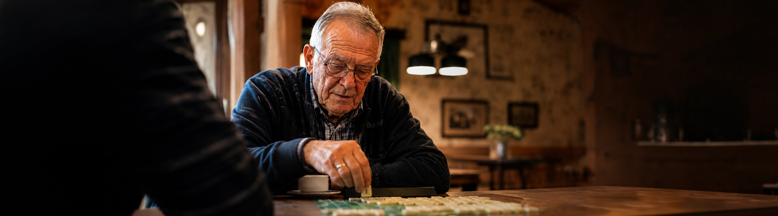 Man doet een bordspel.