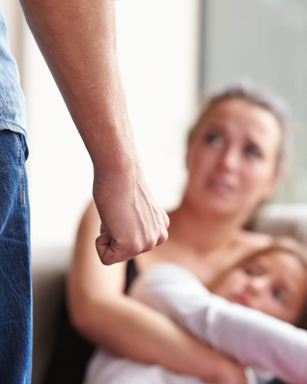 Een vrouw en dochter in een situatie met huiselijk geweld.