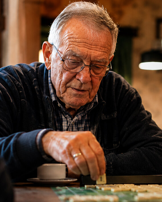 Een man speelt een bordspel. 