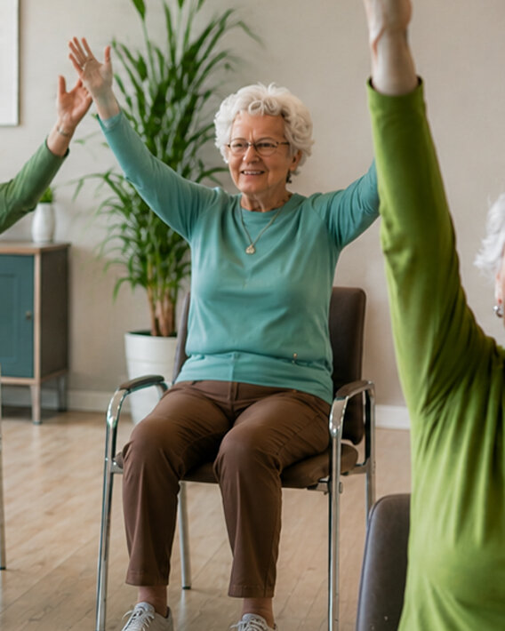 Een vrouw zit op een stoel en doet mee met seniorengym.